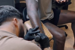 app下载-家庭套餐！纹身师晒前往詹姆斯家中 为其一家四口人进行纹身