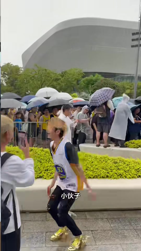 vip 注册地址-马健：詹姆斯中国行混入库里球迷 双方网上激烈对立&amp;线下一团和气